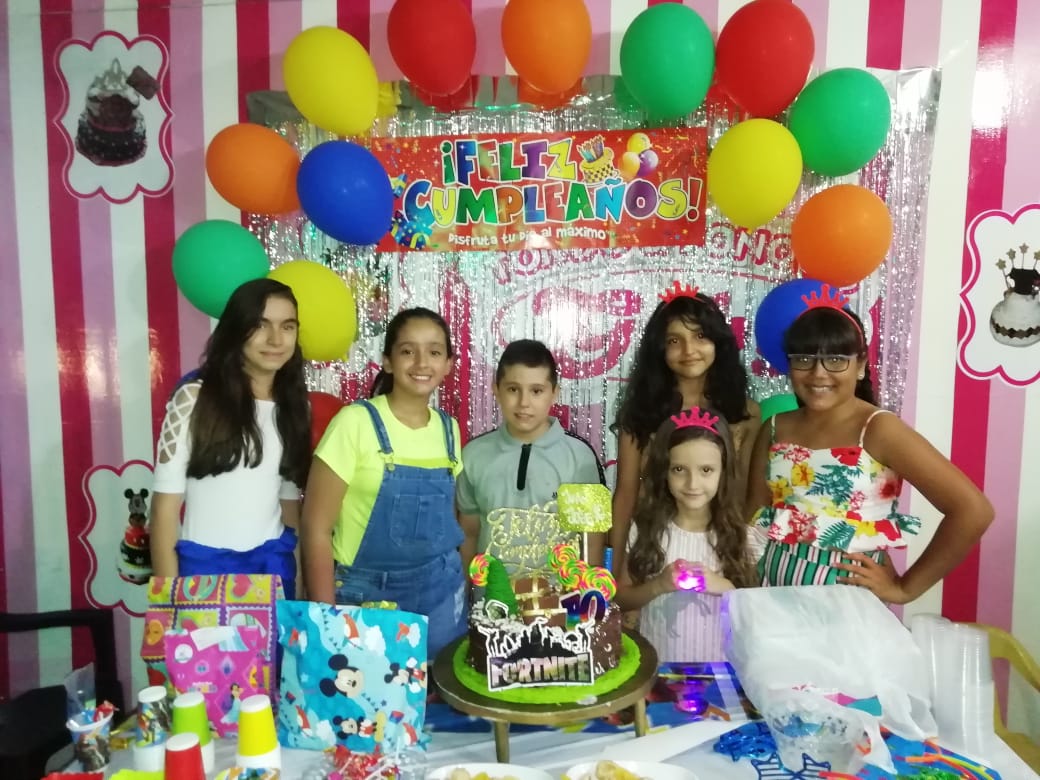 Fernanda Jiménez, Gabriela Jiménez, el agasajado, Sara Villareal, Camila Villareal y María Paz Trilleras.